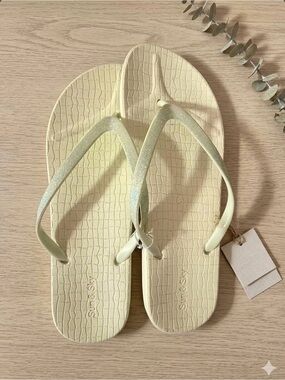 Sun & Sky greenish yellow glitter flip flops w/ crocodile texture soles